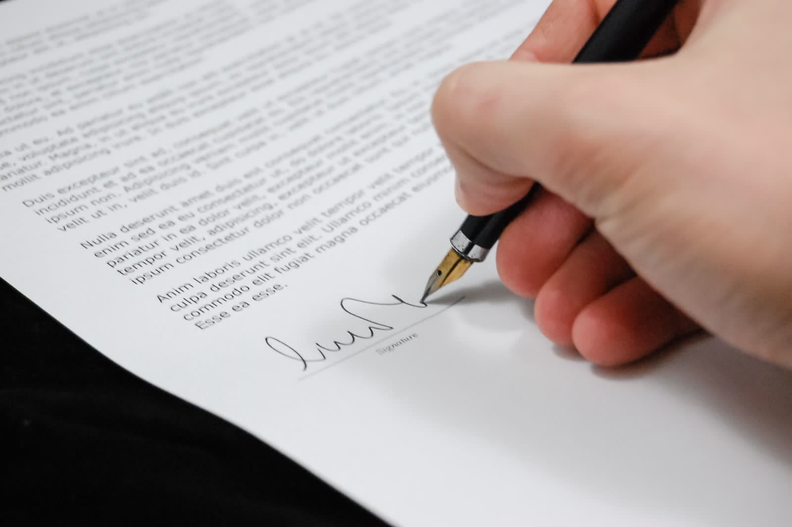 Firma de un documento sucesorio