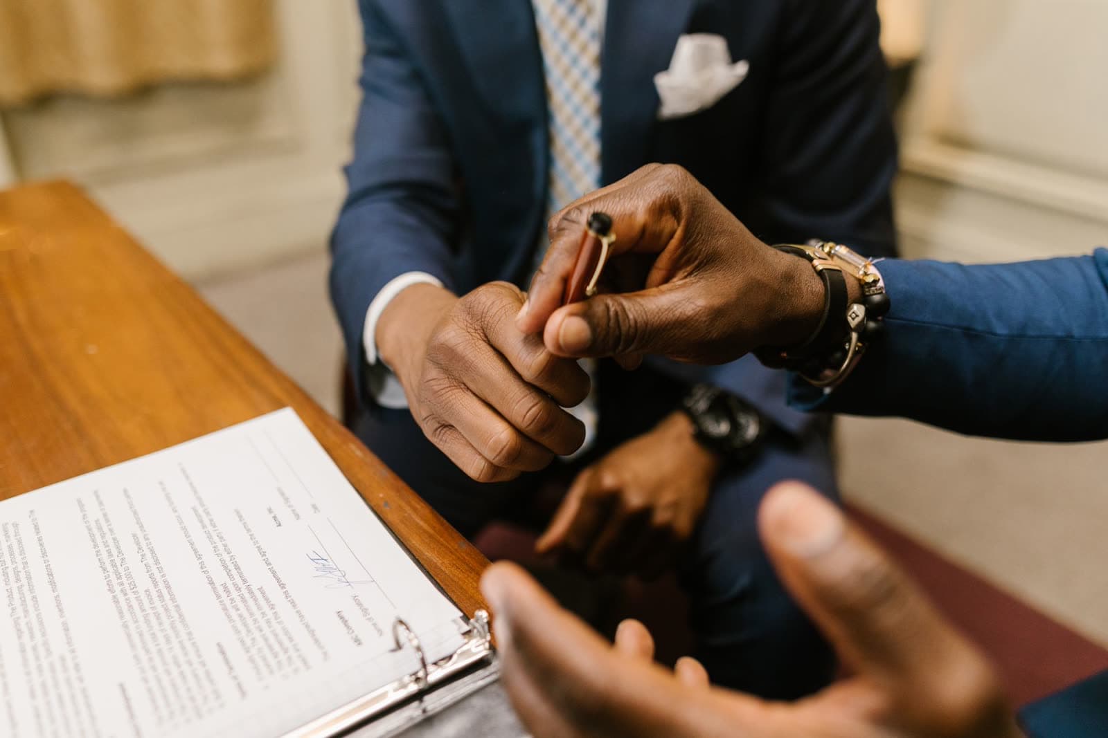 Firma de un contrato sobre un escritorio