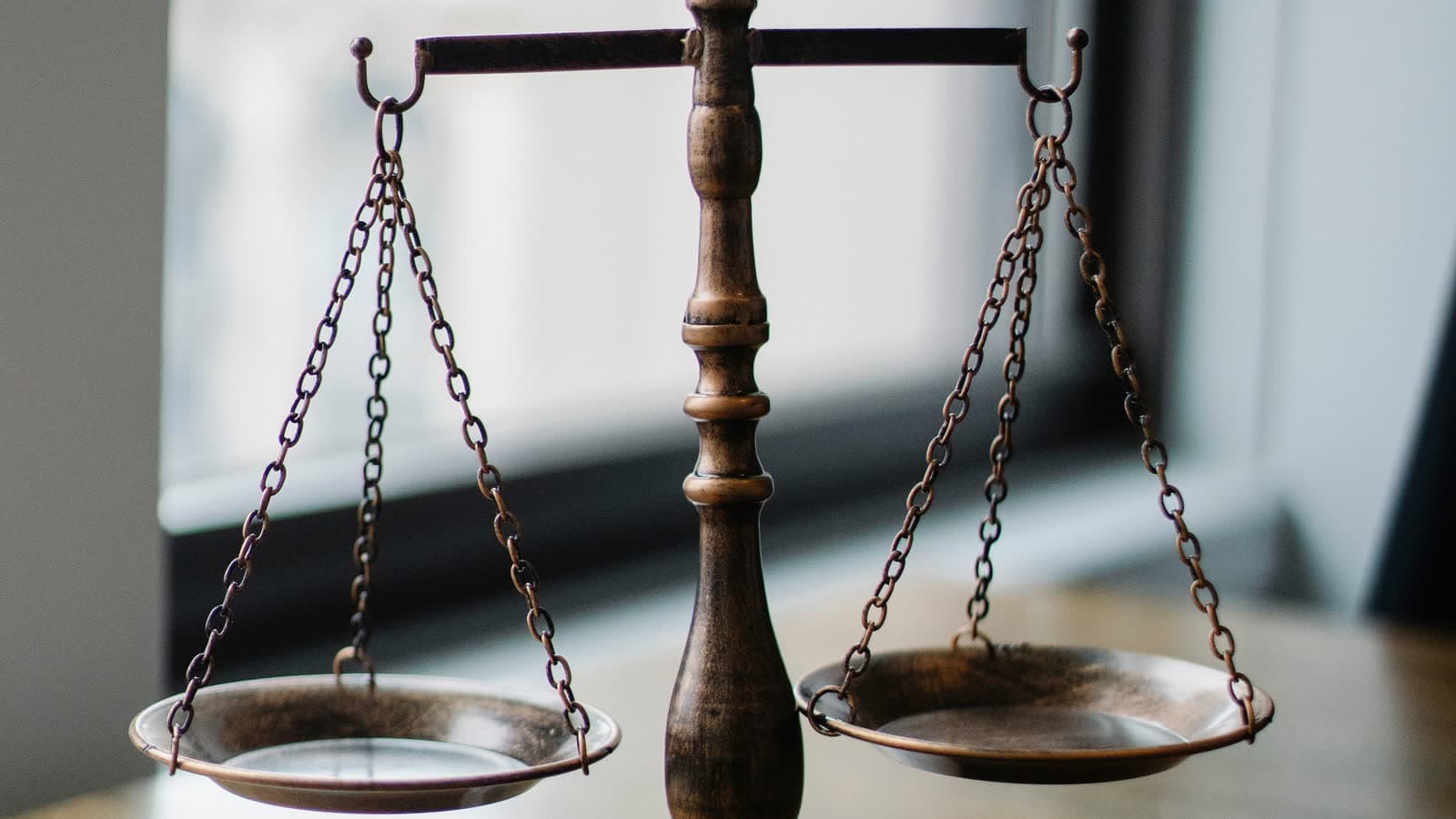 Mazo de juez y balanza de la justicia
